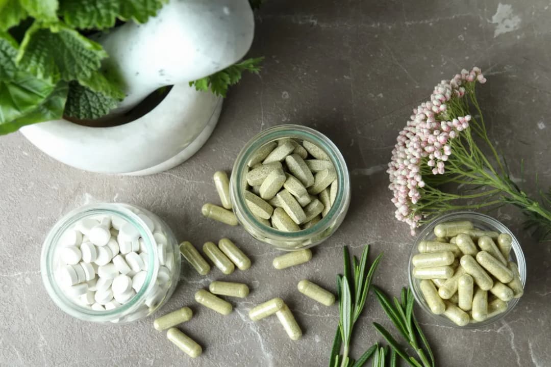 Czy warto brać suplementy? Sprawdź, czy unikniesz niedoborów!