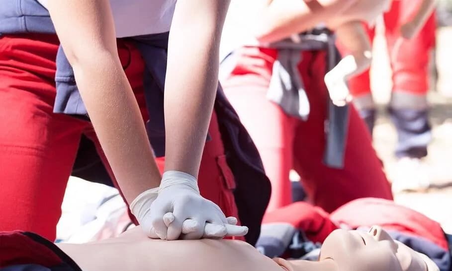 Jak wygląda szkolenie z pierwszej pomocy i dlaczego warto je odbyć?